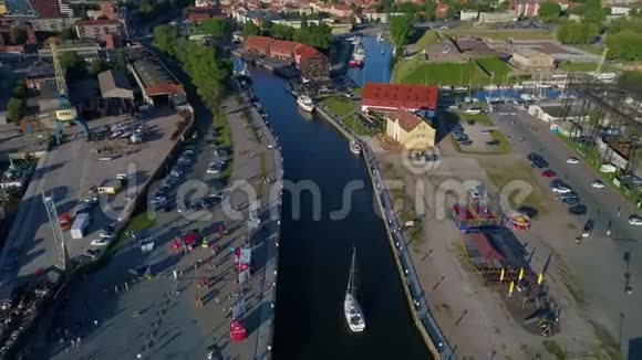 飞越城市港口视频的预览图
