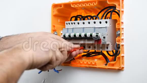 电工技师在一个住宅电气面板上工作视频的预览图