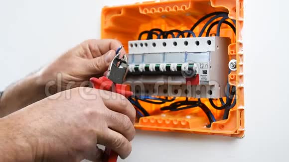 电工技师在一个住宅电气面板上工作视频的预览图