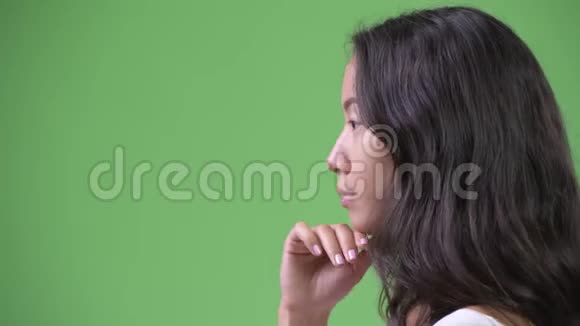 年轻美丽的多民族女性思想概况视频的预览图