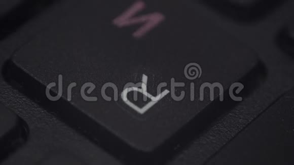 电脑键盘上按键的手指特写视频的预览图