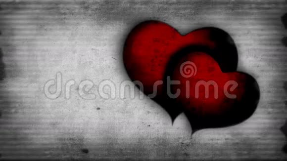 两颗红色跳动的心在一个旧电影的背景上视频的预览图