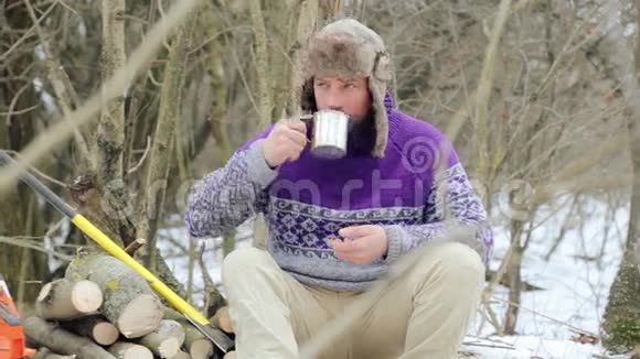 大胡子在森林里喝茶视频的预览图