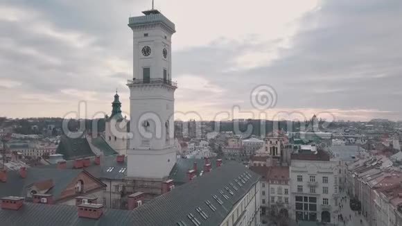 古欧洲城市利沃夫的空中全景乌克兰拉图什市政厅视频的预览图
