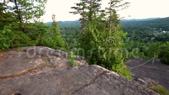 日落时从岩石山的山顶俯瞰视频的预览图