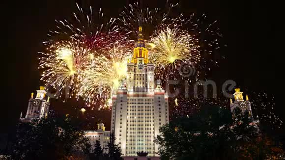 俄罗斯麻雀山莫斯科国立大学主楼上空烟火视频的预览图
