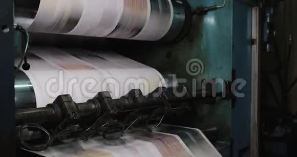 印刷厂在工厂里印刷报纸印在印刷厂机器上的报纸视频的预览图