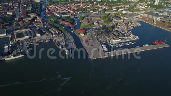飞越城市港口视频的预览图