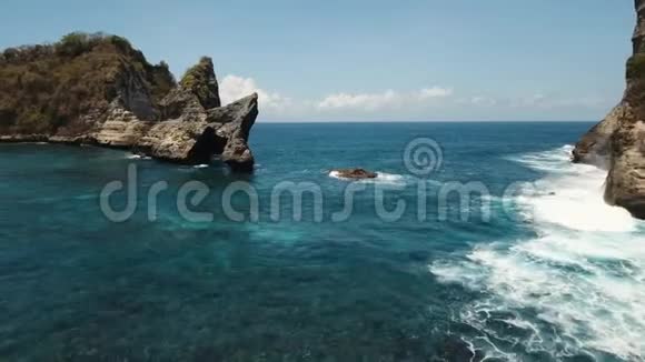 在海里的岩石印度尼西亚巴厘视频的预览图
