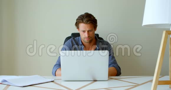男人在家里用笔记本电脑视频的预览图