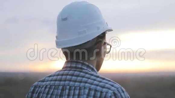 日落时分的工程师视频的预览图