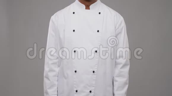 穿白色夹克的印度快乐男厨师视频的预览图