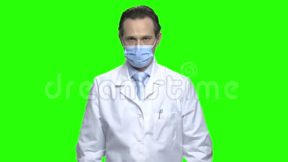 严重男医生带防护医疗面罩的画像视频的预览图