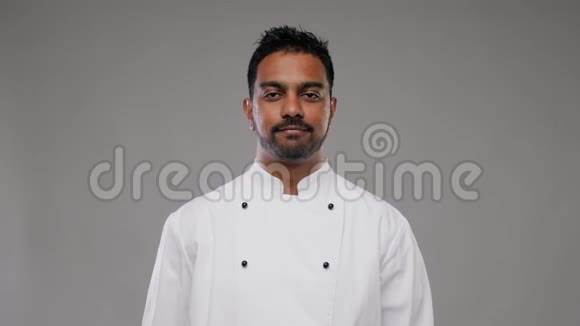 快乐微笑的印度男厨师视频的预览图