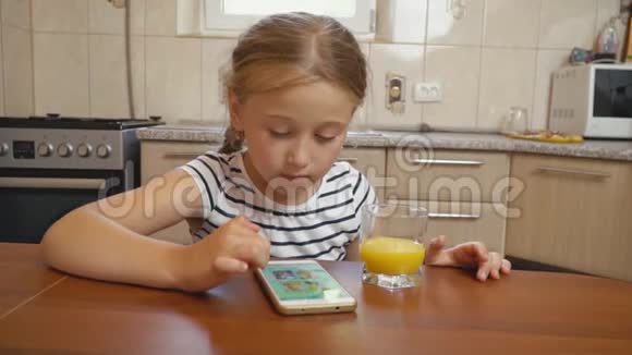 小女孩喝橙汁视频的预览图