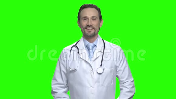 男性中年医生听诊器画像视频的预览图
