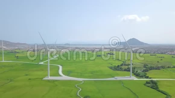 风力涡轮机在风能站无人机视图替代自然资源和生态保护风电场视频的预览图