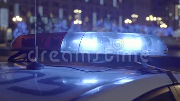 夜间警车车顶上闪烁的闪光灯信号灯视频的预览图