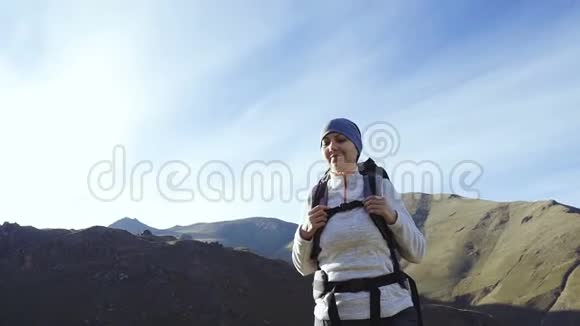 徒步旅行的女人走在山上视频的预览图