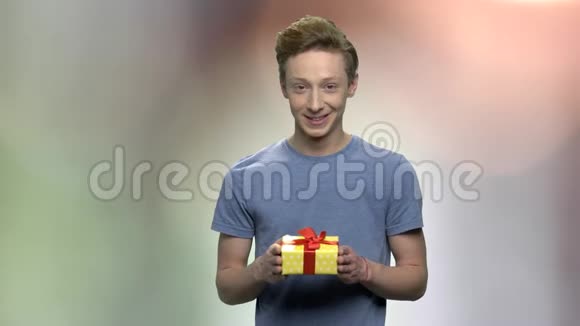 可爱的男孩送生日礼物盒视频的预览图