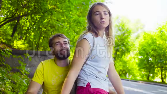 年轻的残疾人和妻子在公园散步视频的预览图