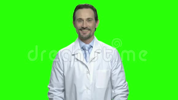 成熟微笑的医生用拇指向上的肖像视频的预览图