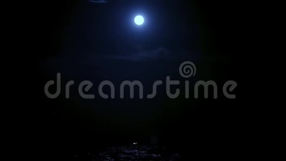 月光在水上月亮在海上月亮在夜空月亮在水上视频的预览图