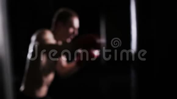 年轻人在拳击馆打拳视频的预览图