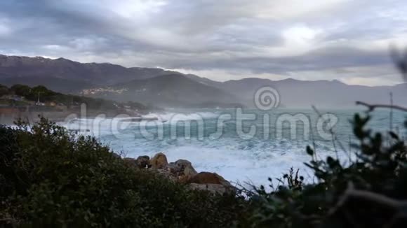 巨浪冲击着石海岸视频的预览图
