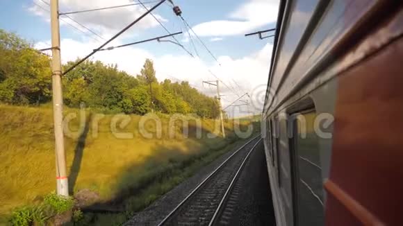 火车外的有轨电车在森林铁路附近的铁轨上行驶慢动作视频有马车的火车开动了视频的预览图