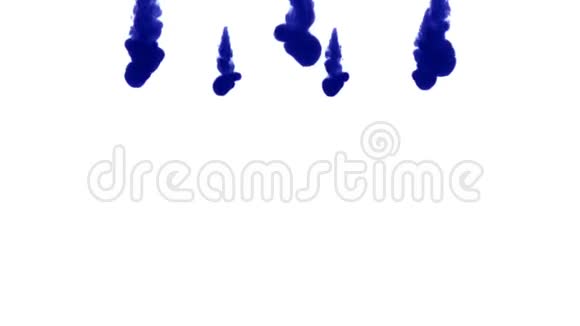 大量的孤立的蓝色墨水注入蓝水慢镜头拍摄背景或背景的使用视频的预览图