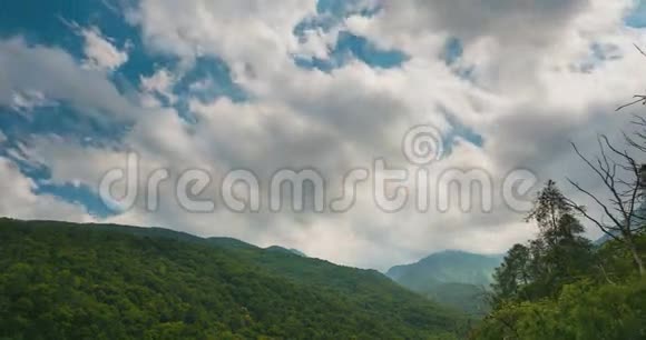 雪山山脊和山峰与移动的云在阿尔卑斯山在夏季都灵省意大利时光流逝视频的预览图