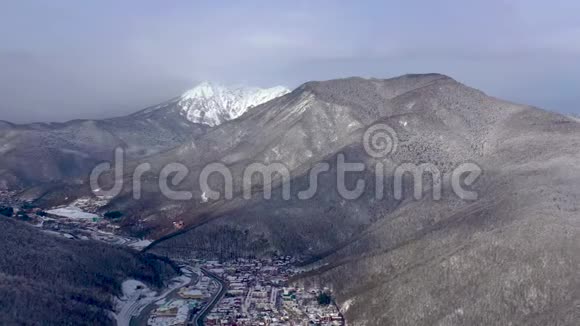 高基戈罗德滑雪场和滑雪板胜地高加索山脉的空中景观俄罗斯索契视频的预览图