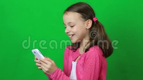 技术和互联网概念带智能手机的小学生女孩视频的预览图