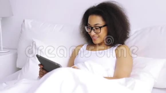 在家里躺着平板电脑的非洲女人视频的预览图