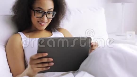在家里躺着平板电脑的非洲女人视频的预览图