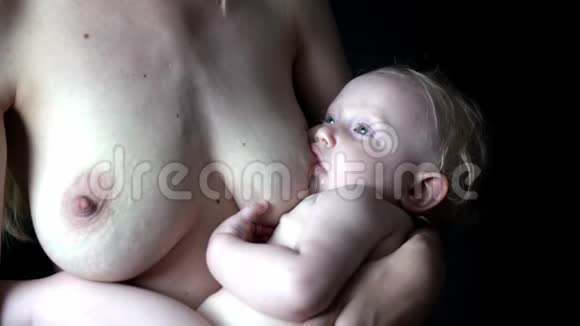 天然母乳喂养宝宝视频的预览图