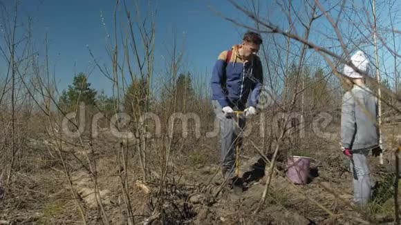 种树树苗森林修复保护生态视频的预览图