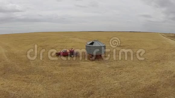 农村农场上有筒仓的农民的空中镜头视频的预览图