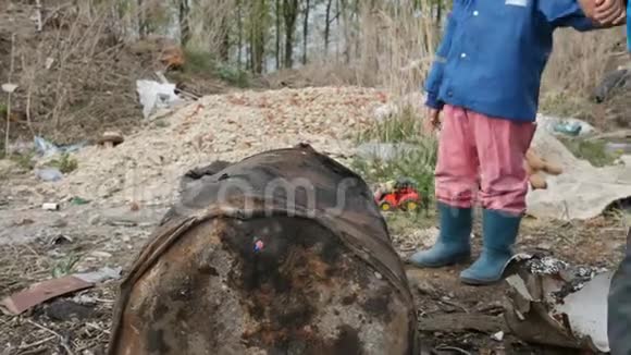生态倾倒幼儿在污染区与妈妈一起生活在未来视频的预览图