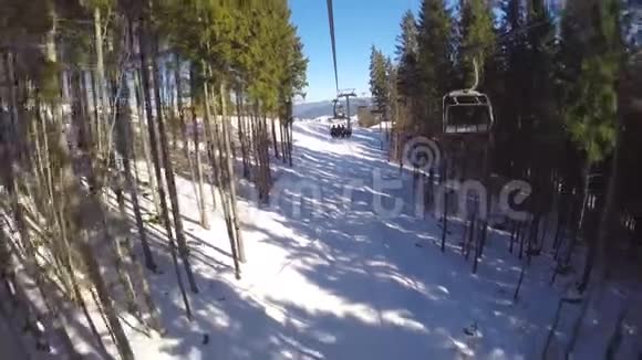 人们都在滑雪山坡上有高高的十字路口晴天视频的预览图