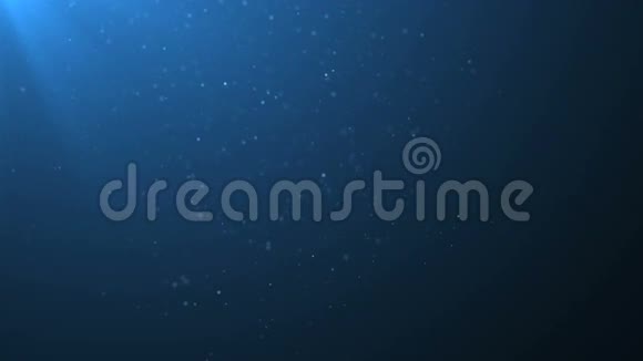 抽象蓝色背景与明亮的波克圆圈闪光海洋中的浮游生物视频的预览图