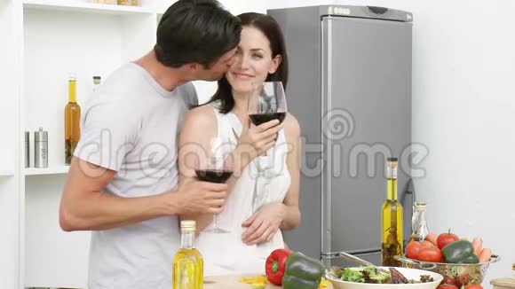 两个人在厨房里喝酒吃沙拉视频的预览图