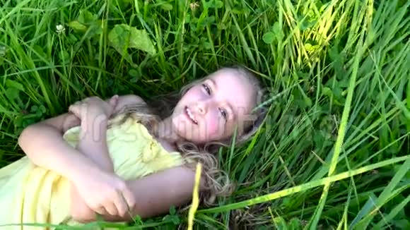 草地上可爱的女孩视频的预览图