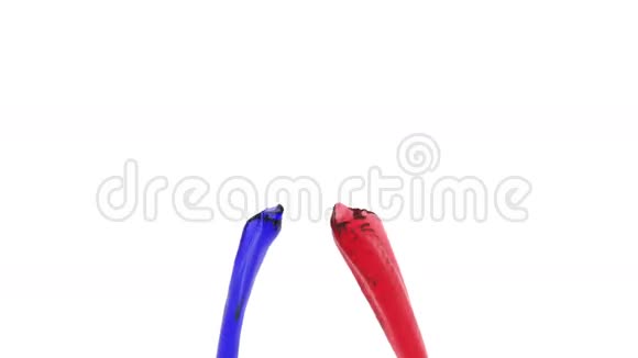 两股流体相撞蓝色和红色视频的预览图