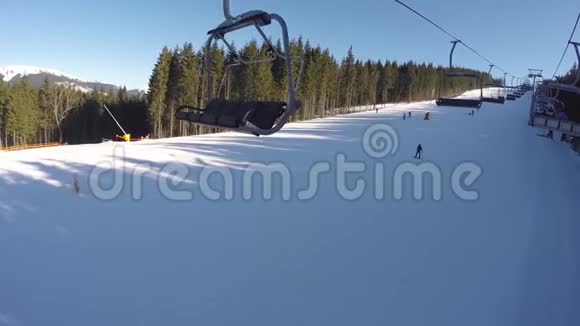 滑雪缆车将人们载上山滑雪者从雪山上下来人们在滑雪高跷视频的预览图
