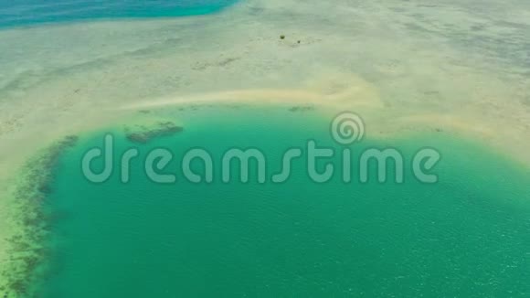 带蓝色海洋和珊瑚礁的热带景观视频的预览图