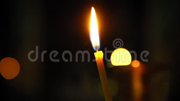 教堂的蜡烛在黑暗中燃烧视频的预览图
