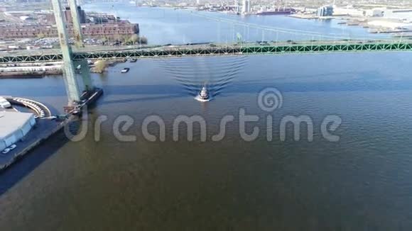 特拉华河图格船的空中景观视频的预览图