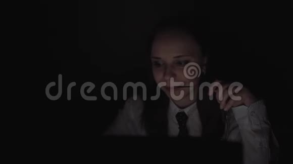 上班的女接待员漂亮的年轻女商人在办公室用电脑工作视频的预览图